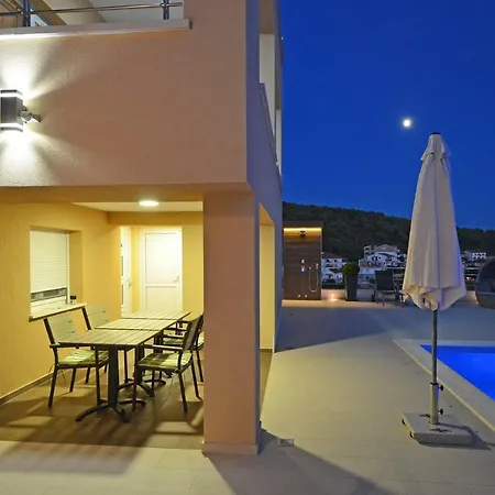 Lux With Swimming Pool *